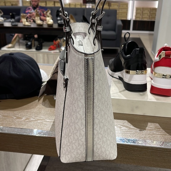 MICHAEL KORS OUTLET
Jet Set Medium Logo Pocket Tote Bag
Optic White/Silver 
NWT - Picture 3 of 16